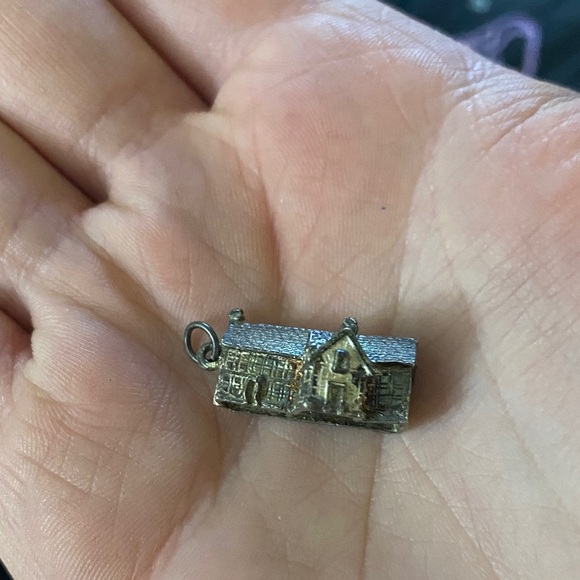 Charming Silver House Pendant - Picture 1 of 1